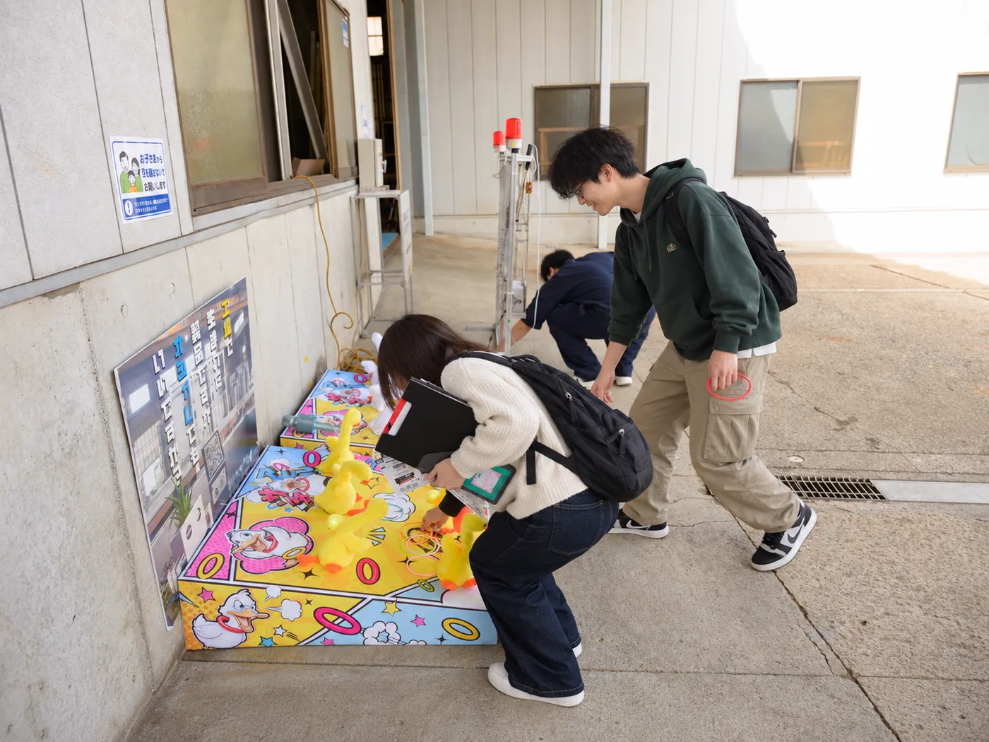あひるのぬいぐるみを狙う集客装置「あひるサンダー」を楽しむ来場者